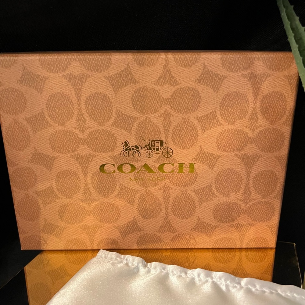 Coach Floral Signature Canvas Wristlet | NWT | Box & Dust Bag Included - Picture 9 of 13